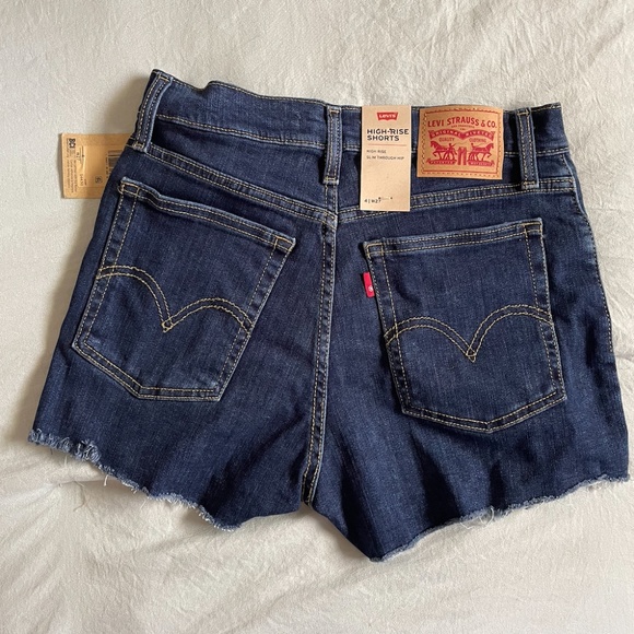 Levi's High-Rise Shorts - Picture 4 of 5